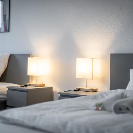 Einfach Aber Sehr Komfortabel - Wohnung Fuer 6 Personen - 2Xwc - Grupen, Messe, Monteure, Studenten - Voll Ausgestattet - 6 Betten 140X200Cm Hochwertig, 3 Smart-Tv 55 Zoll Netflix, 1000 Mbit Wlan, Voll Ausgestattete Kueche Duisburg Exterior photo